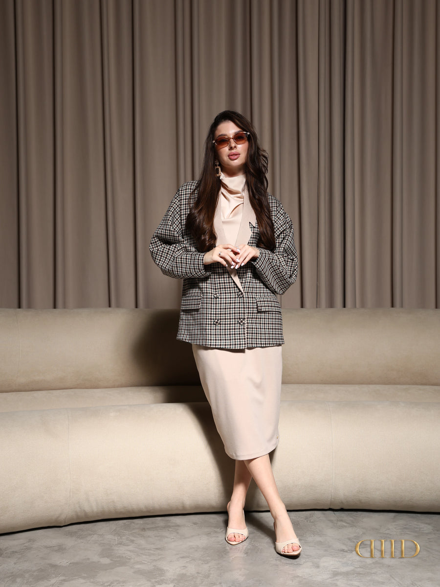 DIID Clarisse Set: relaxed houndstooth jacket with a broad beige collar and straight beige midi skirt, front view