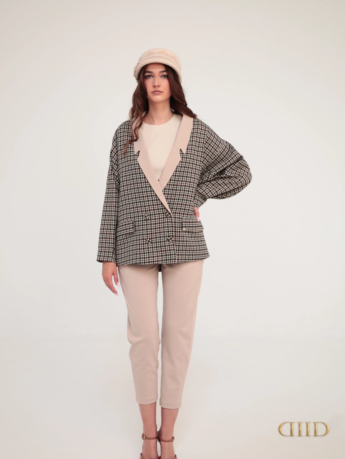DIID Élan Set: relaxed houndstooth blazer with a contrasting beige collar and beige tapered trousers, front view