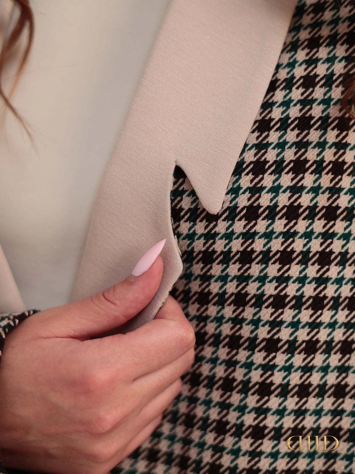 Close-up of the contrasting beige collar