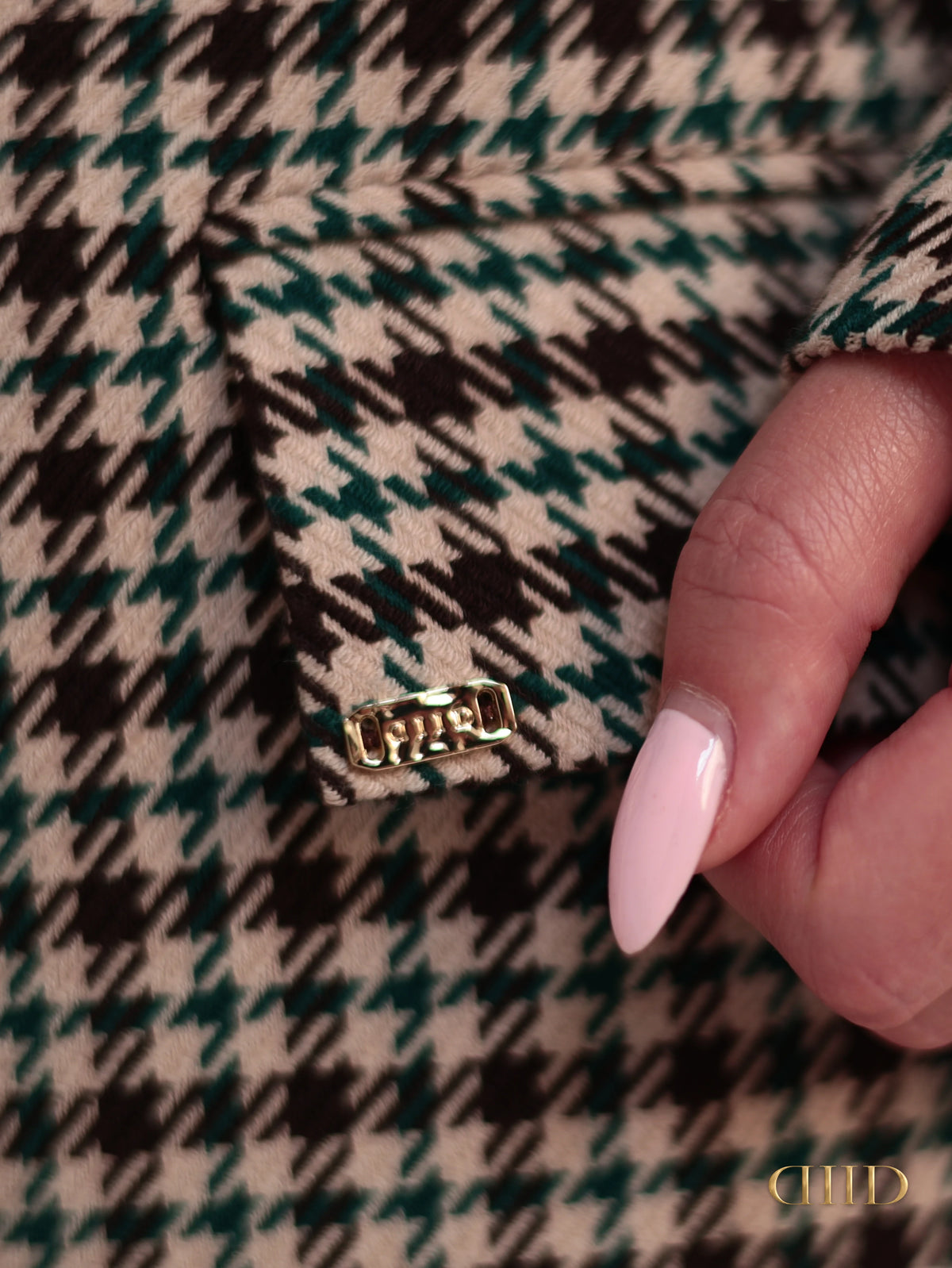 Houndstooth fabric with the gold-tone DIID tag
