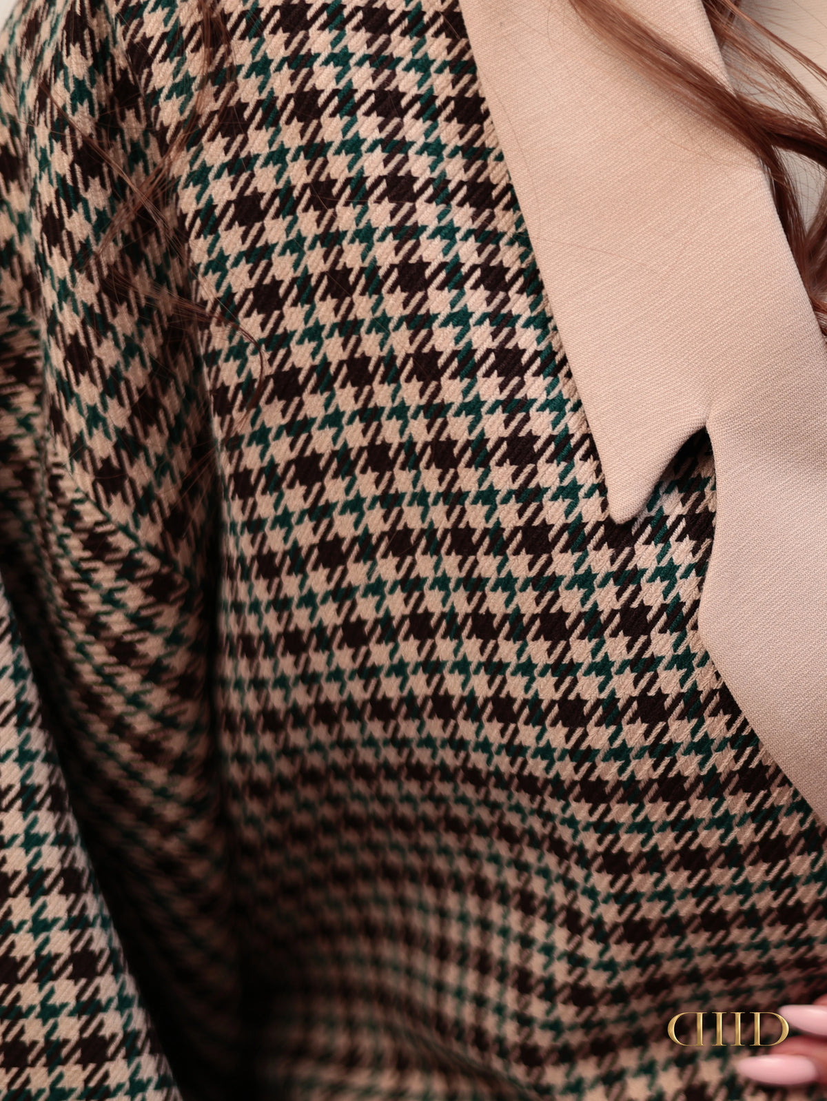 Houndstooth blazer and beige collar detail