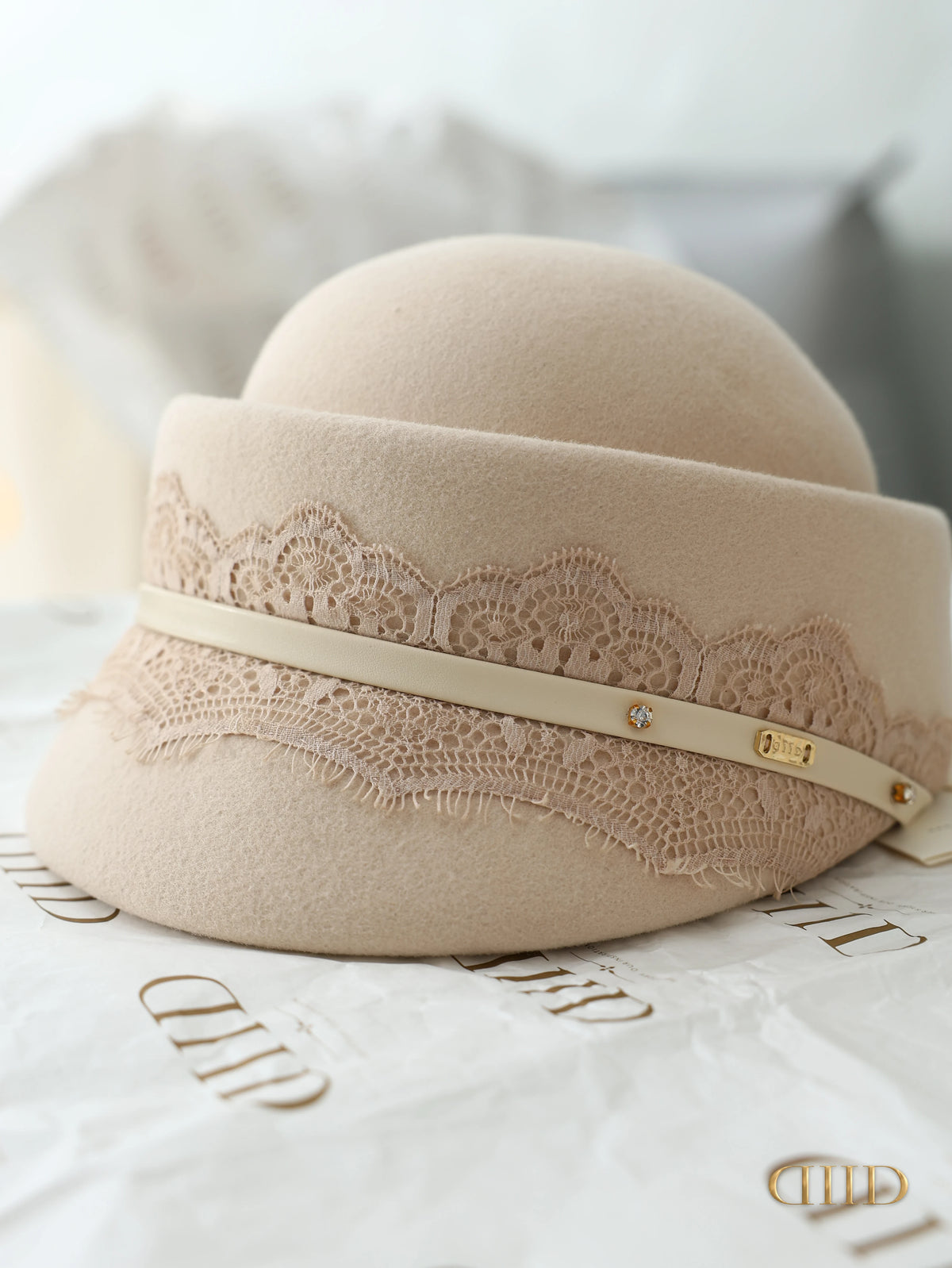 Short brim of the DIID ivory cloche hat