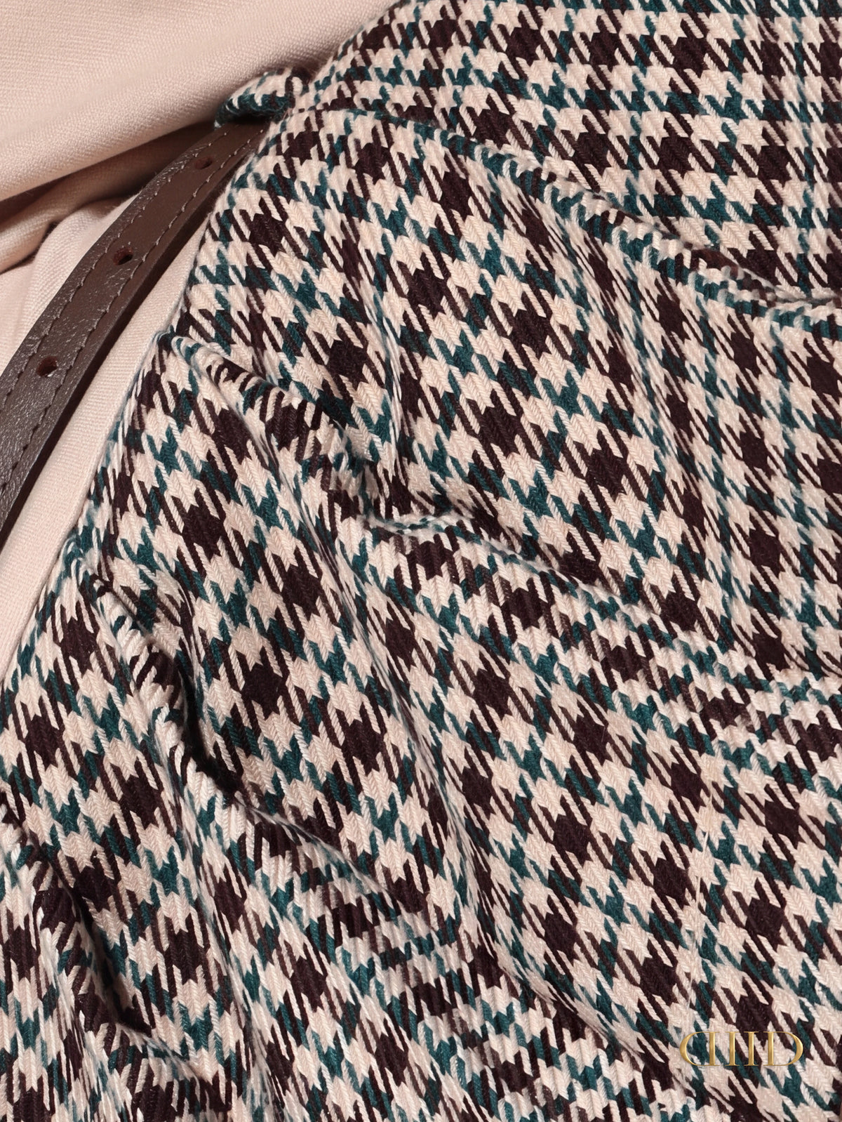 Close-up of the houndstooth fabric and camel leather belt of the DIID Oxford Set