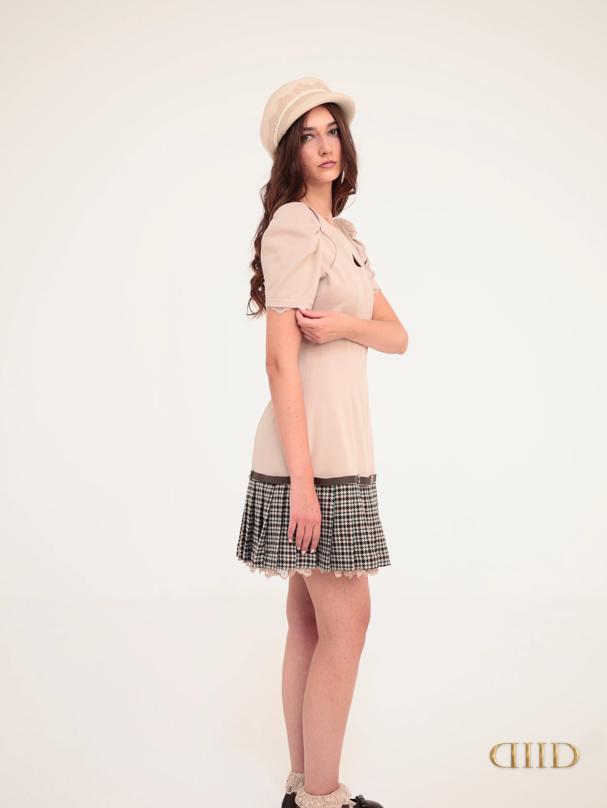 Side view of the DIID Oxford Set worn with a cloche hat
